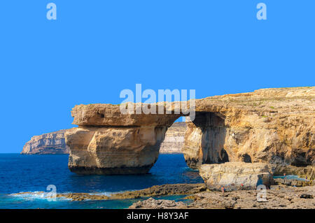 Gozo, Malte. Célèbre fenêtre d'azur ou Tieqa Zerqa. Énorme arche de calcaire naturel, l'une des plus grandes attractions de la minuscule île sœur de Malte. Banque D'Images