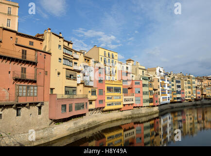 Vieux murs colorés des maisons sur berge, dans la lumière du soleil de l'été en soirée avec reflet dans la rivière Onyar, à Gérone, Catalogne, Espagne. Banque D'Images