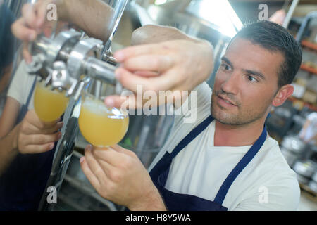 Young man pouring beer Banque D'Images