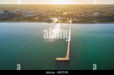 Vue aérienne de Frankston Pier, yacht club, et le sud-est de l'édifice de l'eau au lever du soleil. Melbourne, Victoria, Australie Banque D'Images