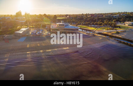 Vue aérienne de Frankston Yacht Club et passerelle au-dessus du ruisseau Kananook au lever du soleil. Melbourne, Victoria, Australie Banque D'Images