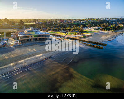 Vue aérienne de Frankston Yacht Club et passerelle au-dessus du ruisseau Kananook au lever du soleil. Melbourne, Victoria, Australie Banque D'Images