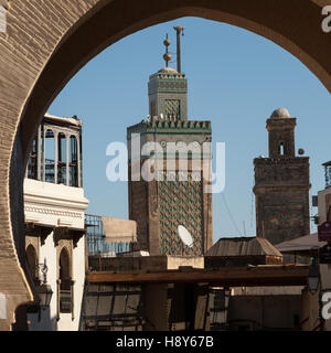 Vue sur Bab Boujeloud à Fès, Maroc. Depuis les portes de la ville de Fès, qui ont tous la traduction arabe Bab en leur nom, le Bab Boujeloud est le meilleur endroit pour commencer Banque D'Images