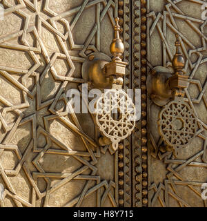 Porte en laiton du palais royal de Fès. Les portes en bois du mur autour du palais royal entre 1961 et 1968 sont décorées de travaux en laiton Banque D'Images