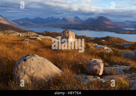 Blocs erratiques, Bealach na Gaoithe, Torridon, Wester Ross, Scotland. Vue vers Beinn Damh sur Upper Loch Torridon Banque D'Images