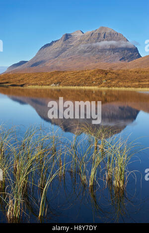 Liathach reflétée dans le Loch Torridon, Clair, Wester Ross, Highland, Scotland Banque D'Images