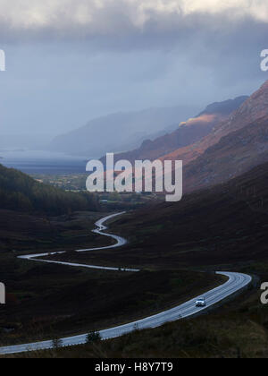 Voiture sur la A832 à Glen Docherty, près de Kinlochewe, Wester Ross, Highland, en Écosse. Banque D'Images