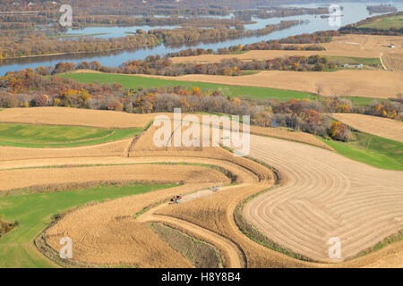 Vue aérienne de champs agricoles et de bois récoltés dans le nord-est de l'Iowa le long du Mississippi. Banque D'Images