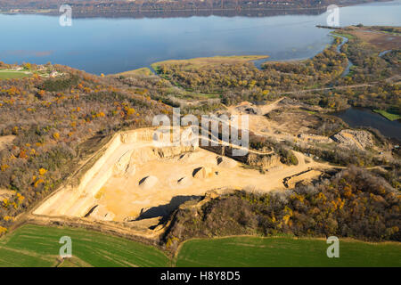 Vue aérienne d'une carrière de calcaire le long du Mississippi au nord de Dubuque, Iowa. Banque D'Images