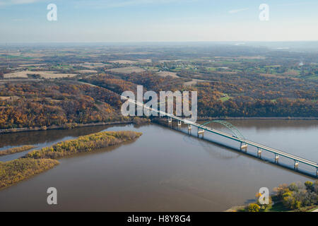 Vue aérienne de la rivière du Mississippi et de l'autoroute 12 entre le pont de Dubuque, Iowa et Wisconsin. Banque D'Images