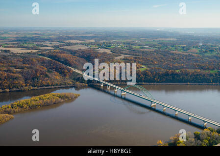 Vue aérienne de la rivière du Mississippi et de l'autoroute 12 entre le pont de Dubuque, Iowa et Wisconsin. Banque D'Images