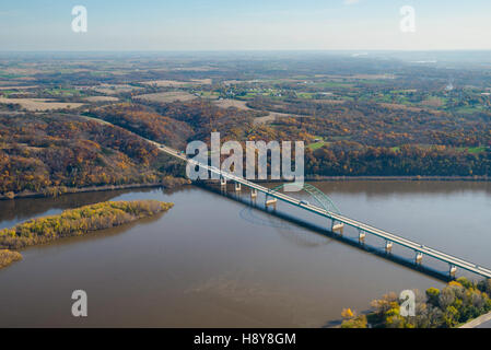 Vue aérienne de la rivière du Mississippi et de l'autoroute 12 entre le pont de Dubuque, Iowa et Wisconsin. Banque D'Images