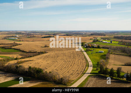 Photographie aérienne des champs récoltés dans les régions rurales, au sud-ouest du Wisconsin. Banque D'Images