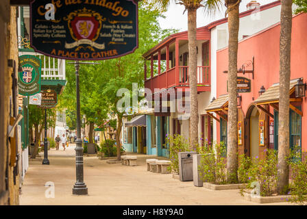 Les gens se promener parmi les commerces, restaurants, tavernes et de la rue George Street, dans la ville historique de Saint Augustine, Floride, USA. Banque D'Images