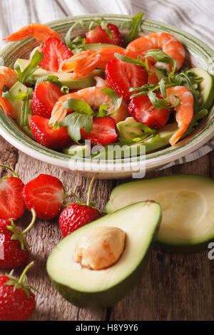 Salade Cocktail de fraises, d'avocat, crevettes et à la roquette sur une assiette. La verticale Banque D'Images