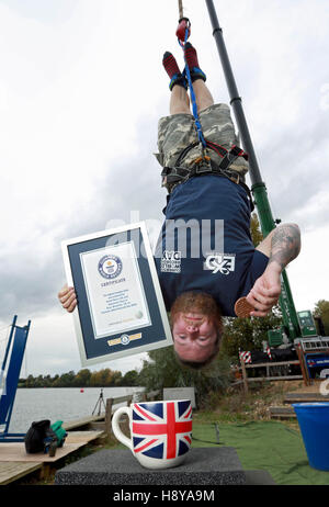 EDITORIAL N'utilisez que Simon Berry et de l'expérience Jours (UK) atteindre le record mondial Guinness pour la plus haute dunk d'un biscuit par un cavalier à l'élastique, ce qui est 73,41 m (240 pi), à Bray Lake Sports nautiques à Maidenhead, pour célébrer la Journée Guinness World Records 2016. Banque D'Images