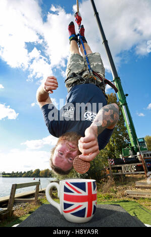 EDITORIAL N'utilisez que Simon Berry et de l'expérience Jours (UK) atteindre le record mondial Guinness pour la plus haute dunk d'un biscuit par un cavalier à l'élastique, ce qui est 73,41 m (240 pi), à Bray Lake Sports nautiques à Maidenhead, pour célébrer la Journée Guinness World Records 2016. Banque D'Images