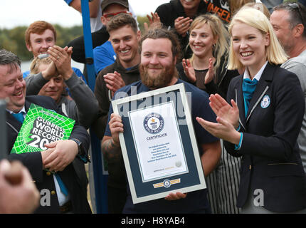 EDITORIAL N'utilisez que Craig Glenday, rédacteur en chef (à gauche) et Sofia Greenacre, arbitre officiel (à droite) présente Simon Berry et de l'expérience Jours (UK) avec le record mondial Guinness pour la plus haute dunk d'un biscuit par un cavalier à l'élastique, ce qui est 73,41 m (240 pi), à Bray Lake Sports nautiques à Maidenhead, pour célébrer la Journée Guinness World Records 2016. Banque D'Images