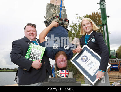 EDITORIAL N'utilisez que Craig Glenday, rédacteur en chef (à gauche) et Sofia Greenacre, arbitre officiel (à droite) présente Simon Berry et de l'expérience Jours (UK) avec le record mondial Guinness pour la plus haute dunk d'un biscuit par un cavalier à l'élastique, ce qui est 73,41 m (240 pi), à Bray Lake Sports nautiques à Maidenhead, pour célébrer la Journée Guinness World Records 2016. Banque D'Images