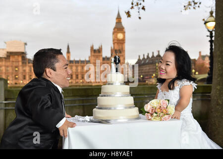 EDITORIAL N'UTILISEZ QUE Paulo Gabriel da Silva Barros et Katyucia mensonge Hoshino Barros du Brésil sont présentés avec le record mondial Guinness, qui confirme qu'ils sont le monde&Otilde;s Couple marié le plus court, à Londres, le marquage Guinness World Records Day. Banque D'Images