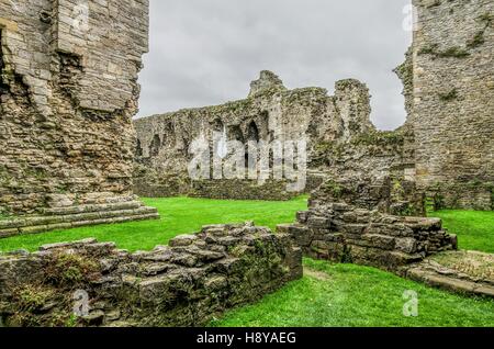 Les murs intérieurs du château de Middleham Banque D'Images