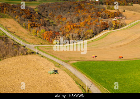 Photo aérienne de la récolte de maïs dans les régions rurales du Wisconsin. Banque D'Images