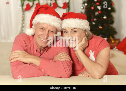 Senior couple in Santa hats Banque D'Images