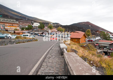 Rifugio Sapienza Centre touristique est le point le plus élevé sur le mont Etna qui peut être atteint en voiture. Banque D'Images