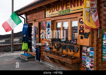 Boutique de souvenirs à Rifugio Sapienza sur le mont Etna, la vente des souvenirs de lave sculptées Banque D'Images