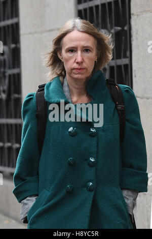 La mère de Jack Letts, surnommé Jack Jihadi, Sally Lane, arrive à l'Old Bailey à Londres, pour une audience devant un procès en janvier, où elle est accusée de financer le terrorisme. Banque D'Images