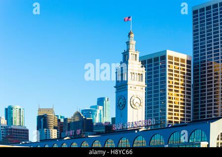 Les immeubles de bureaux du quartier financier entourent le Ferry Building et tour de l'horloge à l'arrière du Ferry Building Banque D'Images