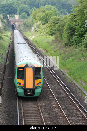 Classe de chemin de fer du Sud 377 Electrostar Tunnel approche Clayton Banque D'Images