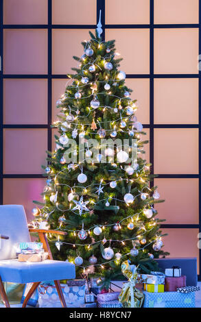 Sapin de Noël magnifiquement décoré Banque D'Images