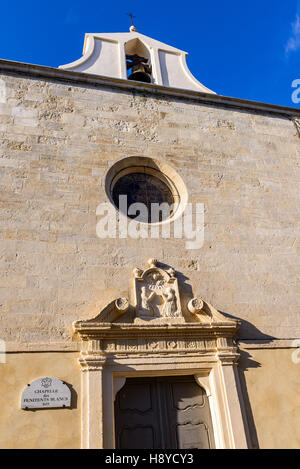 Petite chapelle d'Aigues Mortes les remparts Camargue France 30 Banque D'Images
