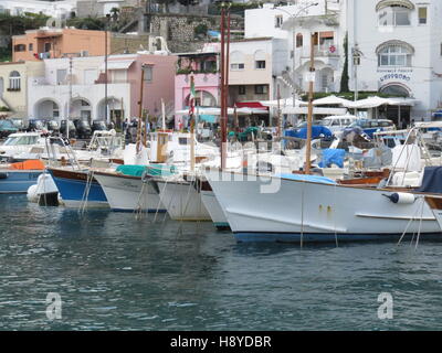 Bateaux dans le port Capri Banque D'Images