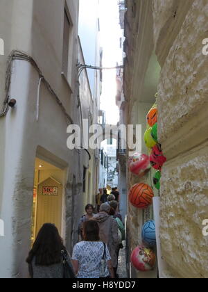 Rue étroite à Anacapri avec boutiques et les touristes Banque D'Images
