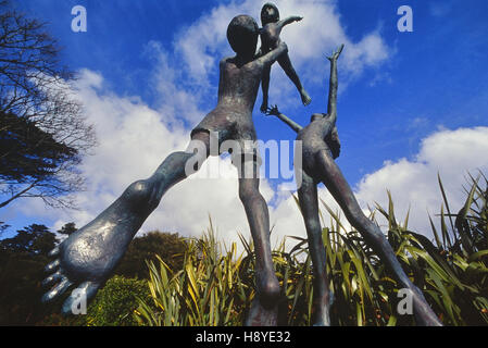 Les enfants de Tresco à jouer la sculpture, jardins de l'abbaye, Tresco, Îles Scilly. Cornwall. L'Angleterre. UK Banque D'Images