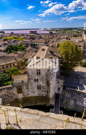 Vue des remparts sur la ville d'Aigues-Mortes, Camargue AIGUES-MORTES - FRANCE Banque D'Images