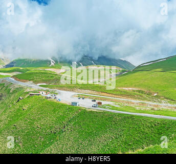 La vue sur la route militaire géorgienne, courant à travers le col de la Croix, couvert de nuages, Gudauri, Géorgie. Banque D'Images