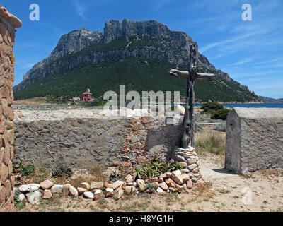 L'île de Tavolara, la Sardaigne. Le petit cimetière Banque D'Images