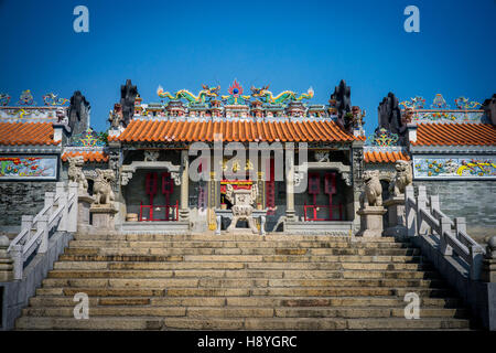 Yuk Hui Temple (littéralement : "Palais du vide Jade') également connu sous le nom de Pak Tai Temple, est un temple taoïste situé sur l'île de Cheung Chau, Hong Kong. Le temple est répertorié comme un bâtiment historique. Il est le plus célèbre pour le Cheung Chau Bun Festival, qui est une cérémonie taoïste qui a lieu chaque année sur l'île de Cheung Chau. Le festival a lieu au 8ème jour du quatrième mois du calendrier lunaire, qui se produit habituellement en avril ou mai. Le festival dure sept jours. Il attire de nombreux touristes et Pak Tai adorateurs. (Photo par Yeung Kwan/Pacific Press) Banque D'Images