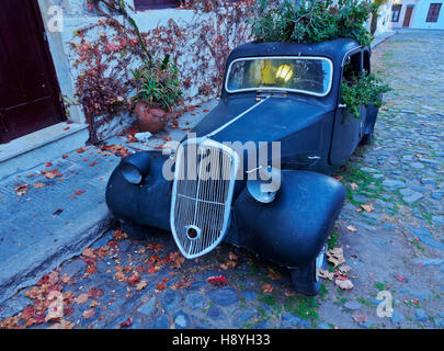 L'Uruguay, Colonia Ministère, Colonia del Sacramento, Vintage car sur la voie pavée du quartier historique. Banque D'Images