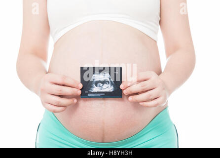 Femme enceinte asiatique montrent à l'échographie bébé sur fond blanc Banque D'Images