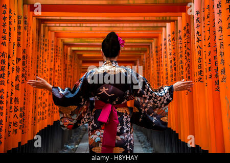 KYOTO, JAPON - 8 octobre 2016 : une femme non identifiée lors de ronde en sanctuaire Fushimi Inari à Kyoto, au Japon. Ce culte populaire ont Banque D'Images