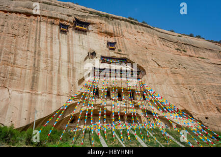 Mati Si cave temple bouddhiste priant avec des drapeaux, Zhangye, province de Gansu, Chine Banque D'Images