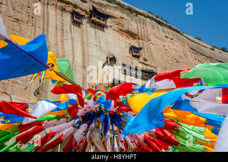 Mati Si cave temple bouddhiste priant avec des drapeaux, Zhangye, province de Gansu, Chine Banque D'Images