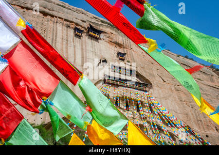 Mati Si cave temple bouddhiste priant avec des drapeaux, Zhangye, province de Gansu, Chine Banque D'Images