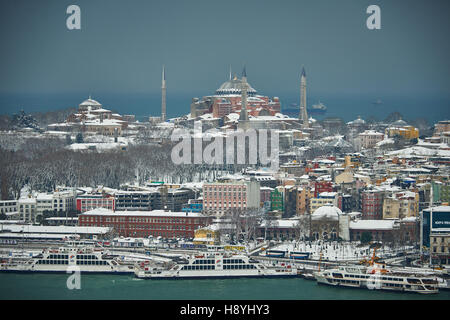 Une tempête de neige dans le paysage, les poussières d'Istanbul et la basilique Sainte-Sophie Banque D'Images