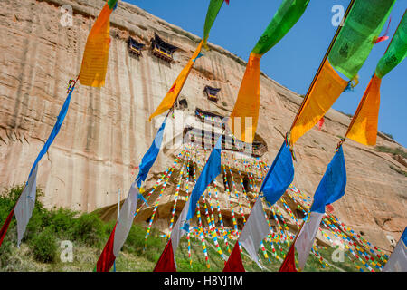 Mati Si cave temple bouddhiste priant avec des drapeaux, Zhangye, province de Gansu, Chine Banque D'Images