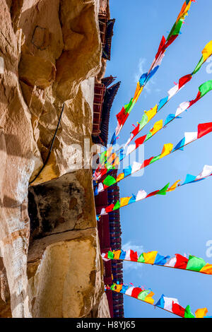 Mati Si cave temple bouddhiste priant avec des drapeaux, Zhangye, province de Gansu, Chine Banque D'Images